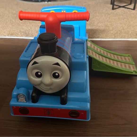 Thomas & Friends Fast Track Ride On - Picture 9 of 10